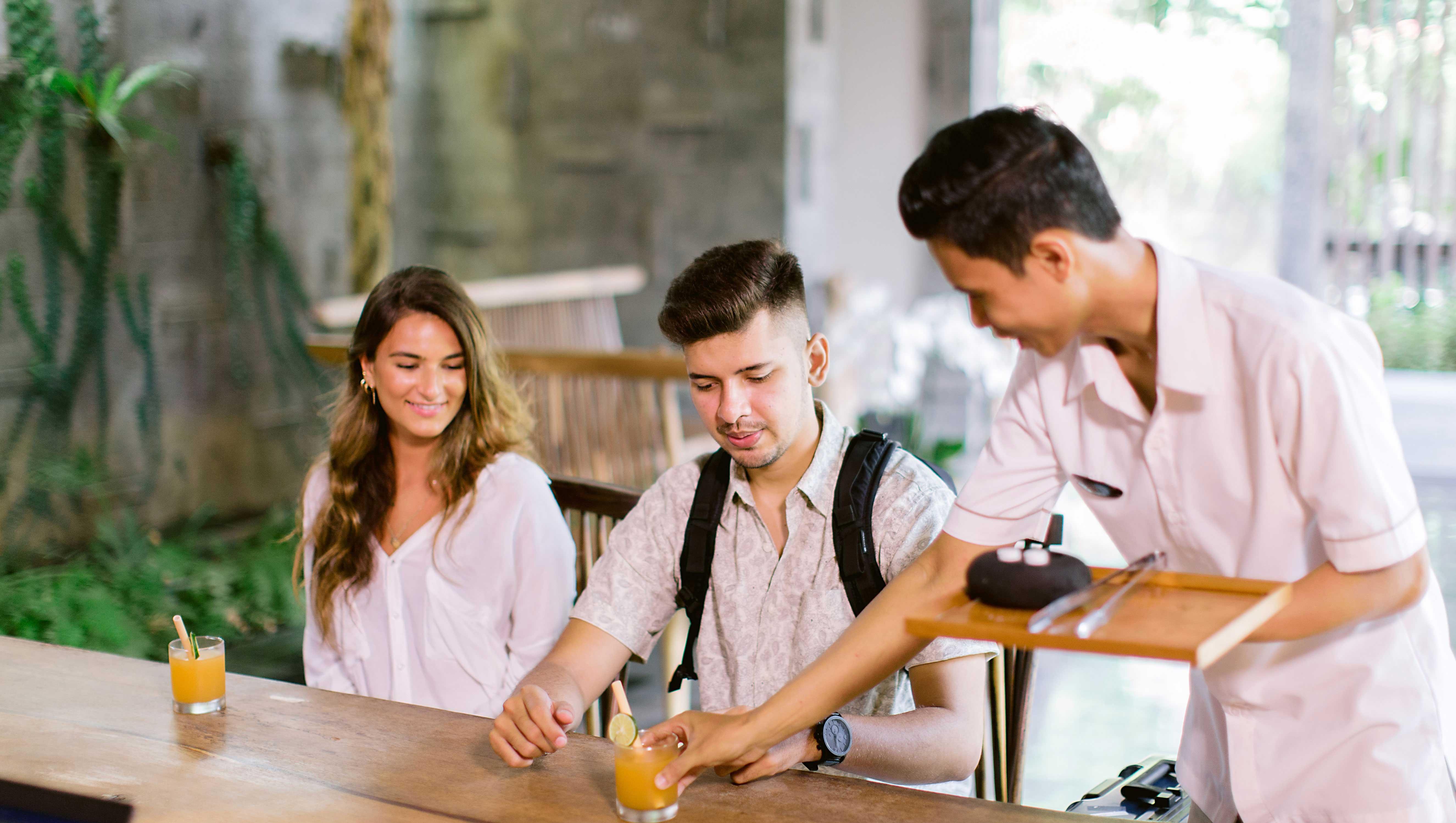 Tejaprana Resort&Spa - CHSE Certified Ubud Exterior foto A waiter serving drinks