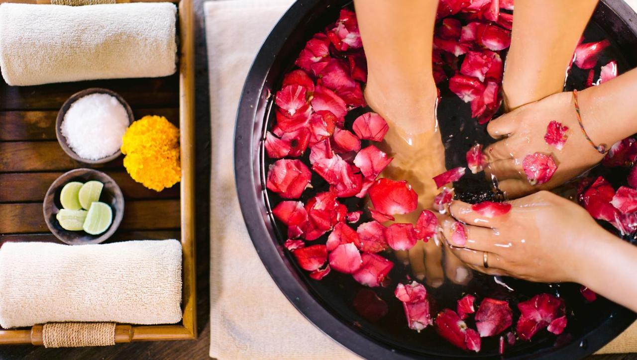 Tejaprana Resort&Spa - CHSE Certified Ubud Exterior foto A woman's feet in a spa